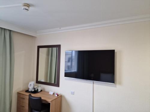 Televisyen dan/atau pusat hiburan di Britannia Hotel Birmingham New Street Station Birmingham
