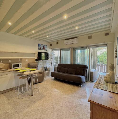 un grand salon avec un canapé et une table dans l'établissement Petit cocon idéalement situé 4DAUP4, au Barcarès