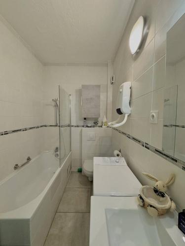 une salle de bain avec une baignoire, des toilettes et un lavabo dans l'établissement Petit cocon idéalement situé 4DAUP4, au Barcarès