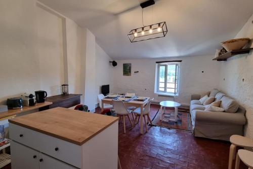 un salon avec un canapé et une table dans l'établissement Appartement 5 personnes à Lourmarin, à Lourmarin