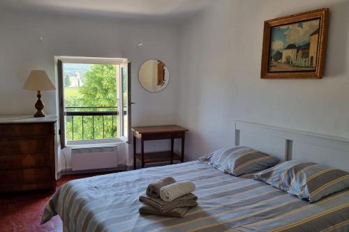 une chambre avec un lit avec des serviettes dessus dans l'établissement Appartement 5 personnes à Lourmarin, à Lourmarin