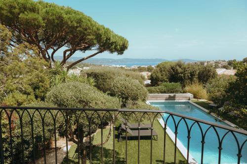 d'un balcon avec vue sur la piscine. dans l'établissement Villa Les Bruyères Sarrazine, à Cavalaire-sur-Mer