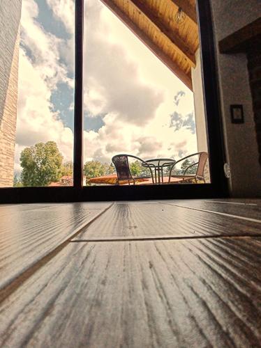 two chairs sitting in a room with a window at Cabaña familiar en Huasca in Huasca de Ocampo