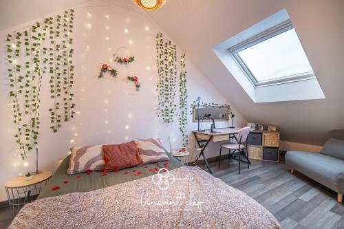 une chambre avec un lit, un bureau et une fenêtre dans l'établissement Maison familiale à Spay avec piscine, jeux & piano, à Spay