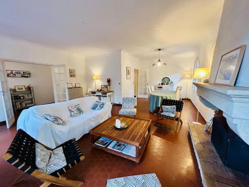 un salon avec un canapé et une table dans l'établissement Villa6pers,Moulleau,2minpiedplage,jardin,parking,wifi, à Arcachon