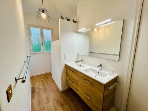 une salle de bain avec un lavabo et un miroir dans l'établissement Villa6pers,Moulleau,2minpiedplage,jardin,parking,wifi, à Arcachon