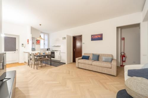 Charming 2-Bedroom Apartment in Milanese Building