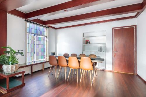 a dining room with a table and chairs at Charmant appartement in de binnenstad van Leeuwarden in Leeuwarden