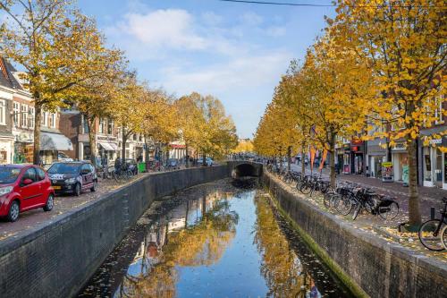 a canal in the middle of a city at Charmant appartement in de binnenstad van Leeuwarden in Leeuwarden