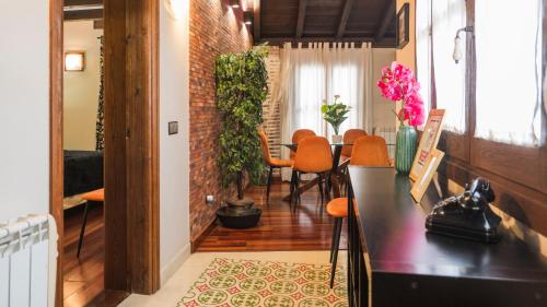 una sala de estar con una mesa y sillas en Apartamentos Las Teresitas junto a la Catedral, en Toledo