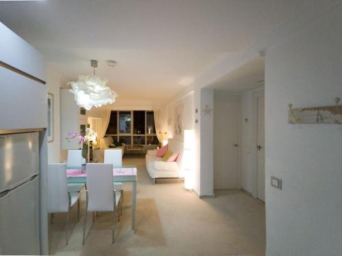 een keuken en woonkamer met een tafel en stoelen bij QBF Quality Beachfront in Torre del Mar