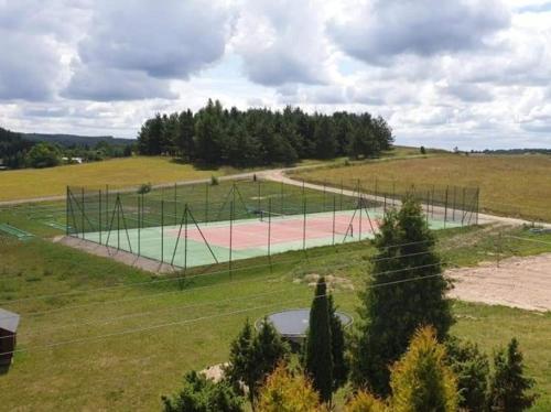 a tennis court in the middle of a field at GOSPODARSTWO TURYSTYCZNE w OSINKACH in Suwałki
