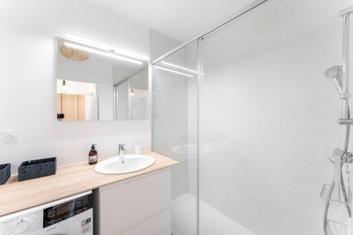 une salle de bain avec douche et lavabo dans l'établissement MDOR - Montagari Appt à Lyon, à Lyon