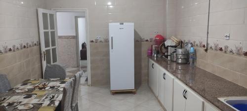 Η κουζίνα ή μικρή κουζίνα στο Appartement Ténès
