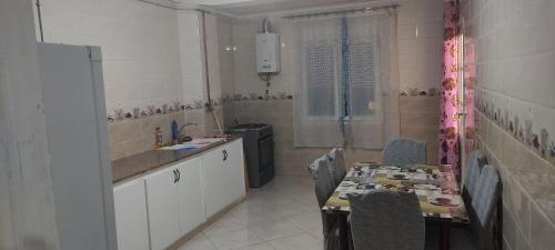 Η κουζίνα ή μικρή κουζίνα στο Appartement Ténès
