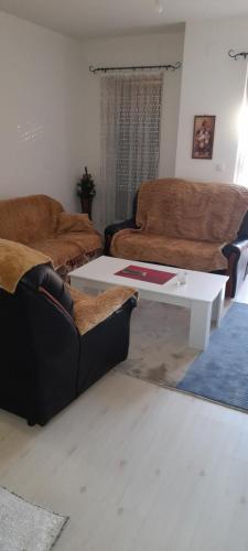 Apartment LUX في ستروغا: غرفة معيشة بها أريكة وطاولة قهوة