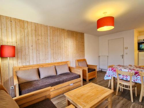 un salon avec un canapé et une table dans l'établissement Appartement spacieux à Flaine Forêt · Balcon Sud · Parking couvert · Proche pistes et commerces - FR-1-425-124, à Flaine