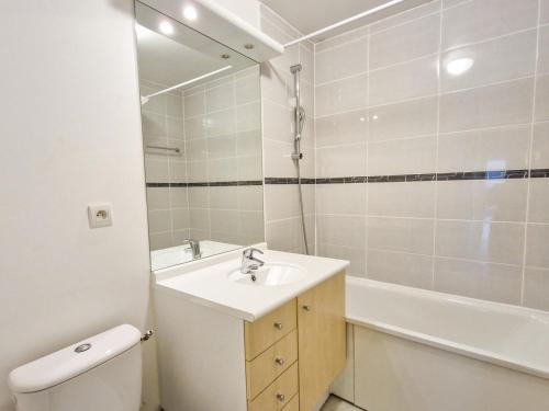 une salle de bain avec un lavabo, une baignoire et des toilettes dans l'établissement Appartement spacieux à Flaine Forêt · Balcon Sud · Parking couvert · Proche pistes et commerces - FR-1-425-124, à Flaine