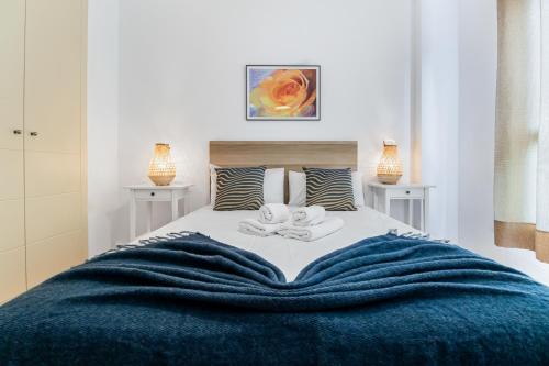 una camera da letto con un letto con due asciugamani sopra di Agaete Serenity 2BR ad Agaete