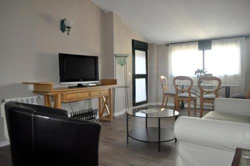 Μια τηλεόραση ή/και κέντρο ψυχαγωγίας στο Apartamentos Turísticos Espinel