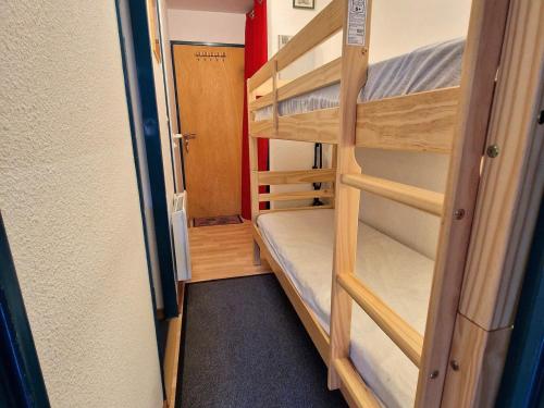 une chambre avec deux lits superposés dans une pièce dans l'établissement Studio confortable 4 pers au cœur de Valfréjus avec balcon - FR-1-265-353, à Modane