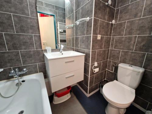 une salle de bain avec toilettes, lavabo et baignoire dans l'établissement Studio confortable 4 pers au cœur de Valfréjus avec balcon - FR-1-265-353, à Modane