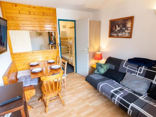 un salon avec un canapé et une table dans l'établissement Studio confortable 4 pers au cœur de Valfréjus avec balcon - FR-1-265-353, à Modane