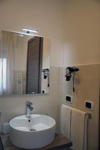 a bathroom with a sink and a mirror and towels at B&B Arco Dei Sogni in Celano
