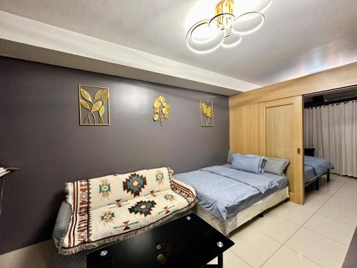 Giường trong phòng chung tại Kathys crib 32sqm Condo Shell Residences