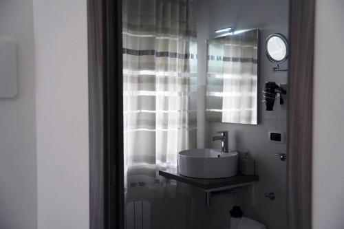 a bathroom with a sink and a mirror at B&B Arco Dei Sogni in Celano