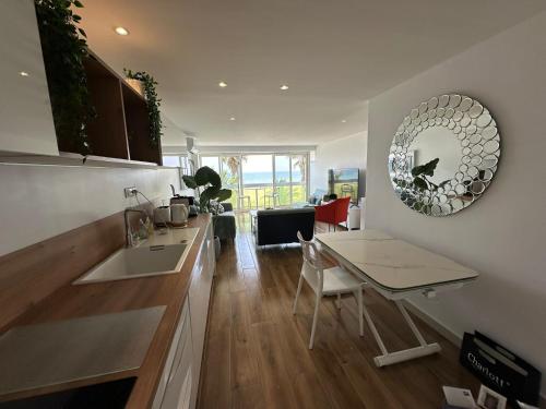 une cuisine avec une table et une salle à manger dans l'établissement Face à la Mer-Canet Plage Sud-F3+Parking, à Canet