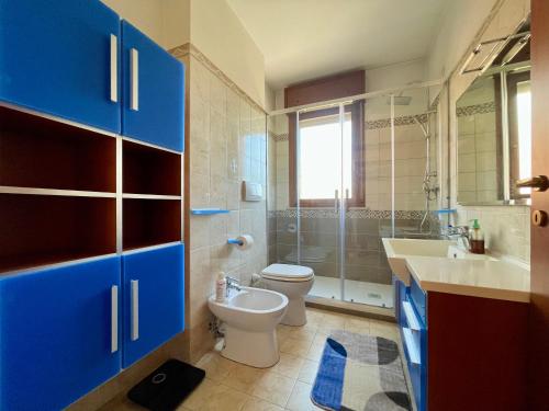 un bagno con wc, doccia e lavandino di Casa BERTO Anagnina a La Romanina