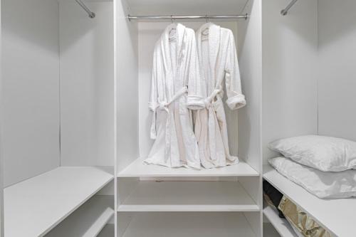 een kast met witte kleren erin. bij HIGHVILL PARK in Astana