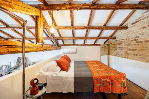 Postel nebo postele na pokoji v ubytování Loft in Garbatella