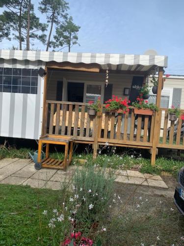 Photo de la galerie de l'établissement Mobilhome tout confort 40 m2 pour 4 personnes, à Saint-Julien-en-Born