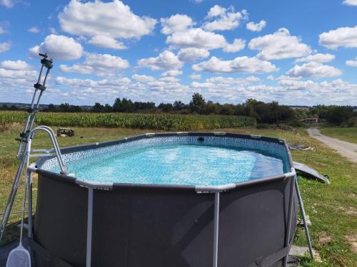 un bain à remous au milieu d'un champ dans l'établissement Chambre 3 et 4 a la ferme, à Champsac