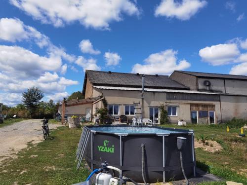 ein Haus mit einem Swimmingpool vor einem Haus in der Unterkunft Tiny house-chalet à l'étang in Champsac