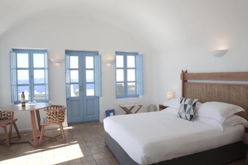 Postel nebo postele na pokoji v ubytování Pantelia Suites