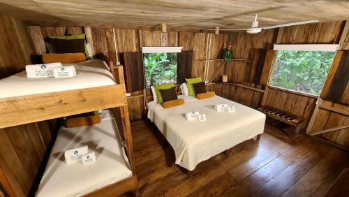 Giường trong phòng chung tại Hakuna Matata Amazon Lodge