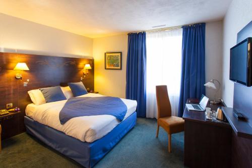 A bed or beds in a room at Élysée Hôtel