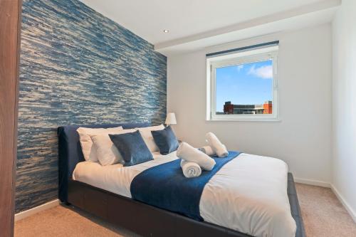 - une chambre avec un lit orné d'une grande peinture murale dans l'établissement Sapphire Suite-CityCentre-Luxury-FreeParking, à Birmingham