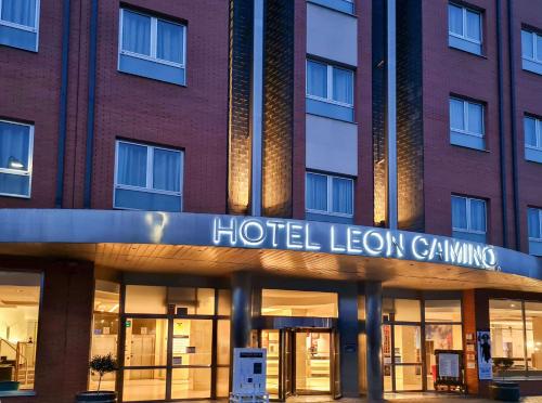 レオンにあるHotel Zentral Leónの建物正面のホテル看板