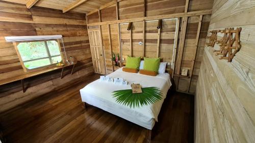 Giường trong phòng chung tại Hakuna Matata Amazon Lodge