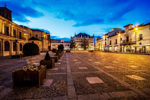 an empty city street at night with buildings at Hotel Zentral León in León