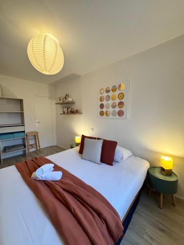 une chambre avec un grand lit avec deux oreillers dans l'établissement Le Nantais, centre de Rennes avec garage privé, à Rennes