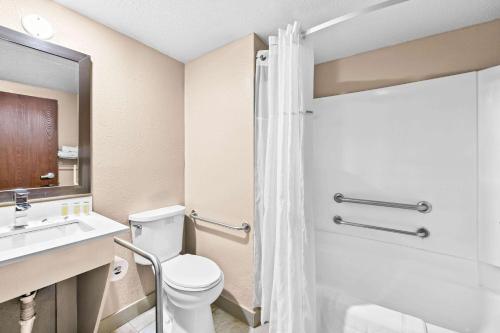 Koupelna v ubytování Super 8 by Wyndham Council Bluffs IA Omaha NE Area