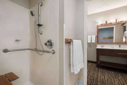 Bilik mandi di Baymont by Wyndham Washington