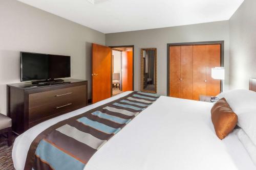 Una cama o camas en una habitación de Wingate by Wyndham Sylvania-Toledo