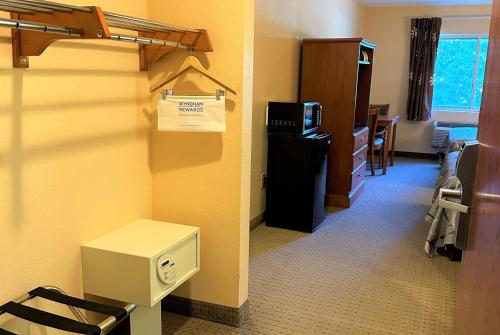 Galeriebild der Unterkunft Super 8 by Wyndham Topeka at Forbes Landing in Topeka