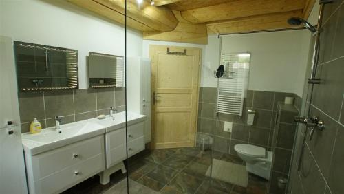 a bathroom with a sink and a toilet and a shower at Holzhaus Usedom mit moderner Ausstattung SAUNA und Kamin in Karnin (Usedom)